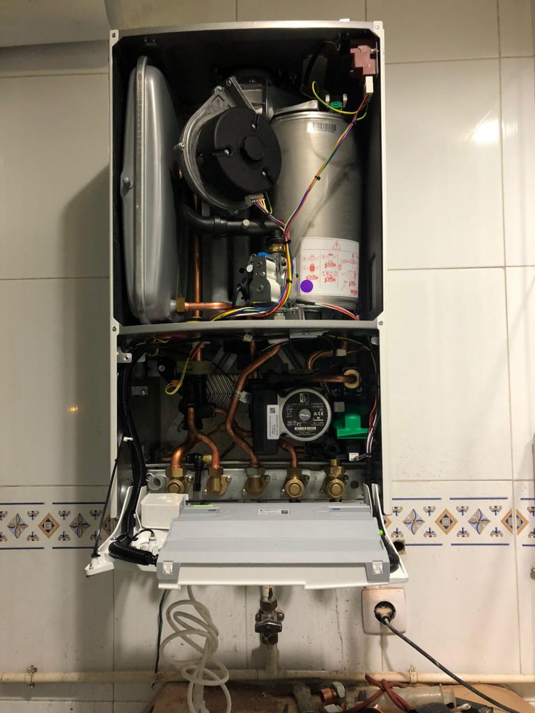 Interior de caldera Junkers Innova Climatización Madrid Villaverde